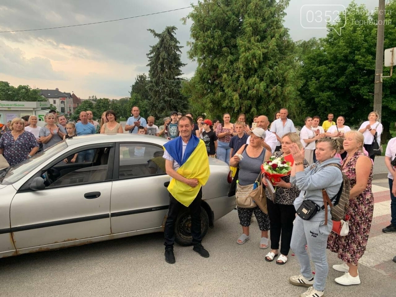 Містяни вийшли на вулицю з квітами, люди аплодували: на Тернопільщині влаштували неймовірну зустріч бійцю, який повернувся з полону (ФОТО)