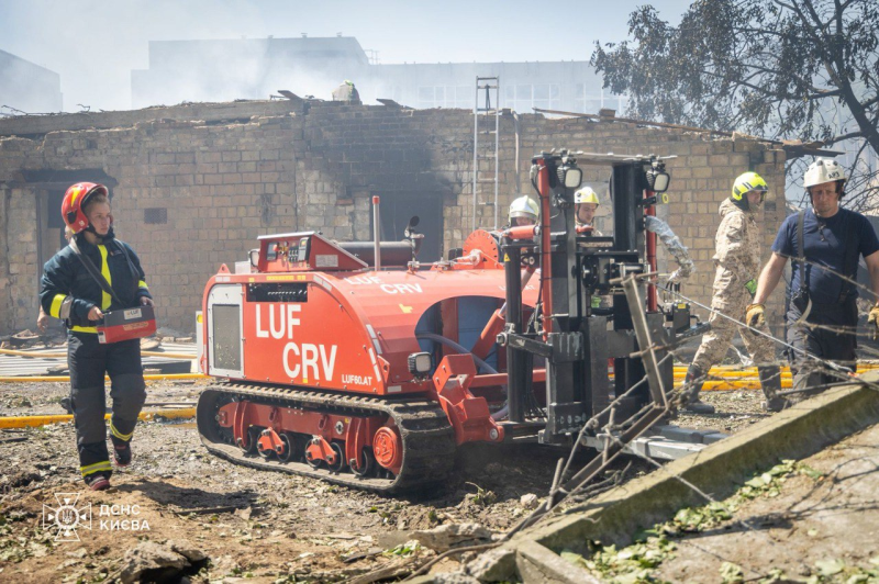 Удар по Києву: аварійно-рятувальні роботи призупинено (фото)