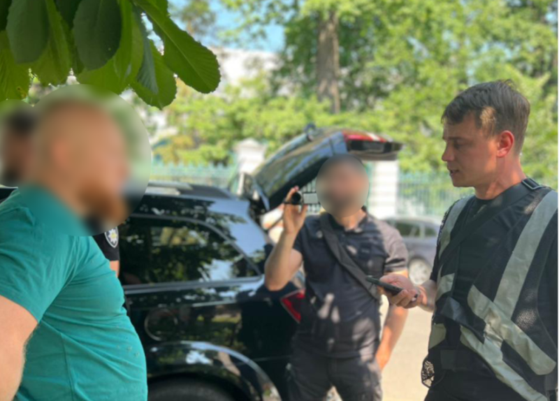 Запорізька поліція викрила чоловіка посадовиці ТЦК на вимаганні грошей з вдови загиблого військового