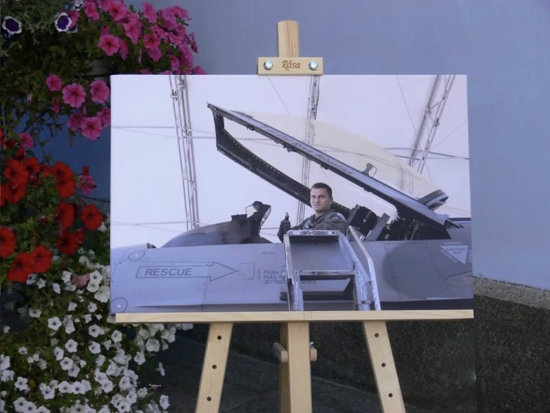 Київ попрощався із загиблим пілотом, Героєм України Максимом Устименком (фото)