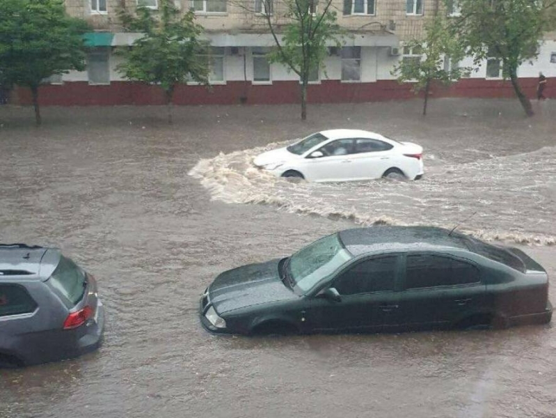 "Град і злива вперіщить з дикою потужністю прямо завтра, шалена гроза рине посеред жахливої спеки": суне вітер і дощ