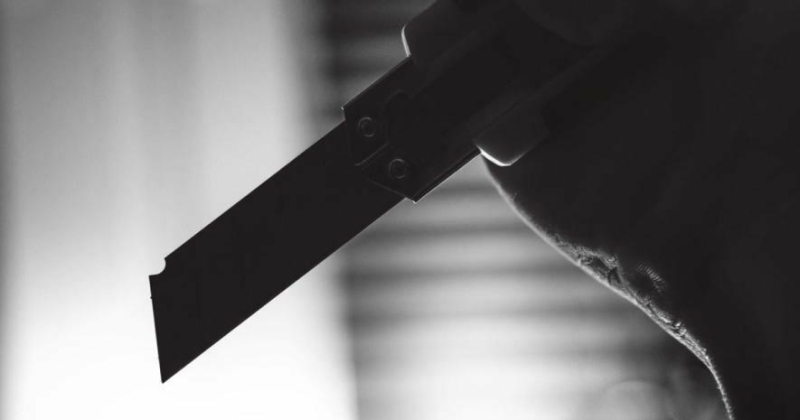 На очах у покупців: у супермаркеті чоловік намагався вкоротити собі віку