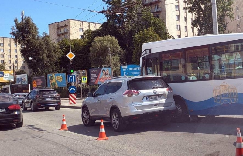 "Цьому маршруту пороблено": у Тернополі маршрутка зіткнулася з легківкою і паралізувала рух транспорту (ФОТО)