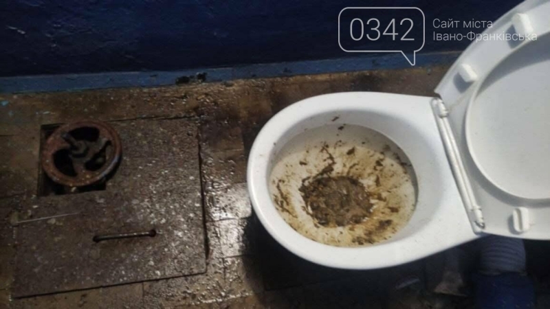 Занедбане укриття у Франківську: загроза та антисанітарія замість захисту (ФОТО)