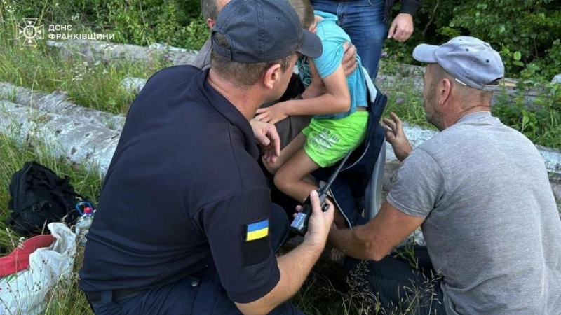 Наляканий і втомлений: на Прикарпатті знайшли дитину, яку шукали всю ніч в лісі (ФОТО)