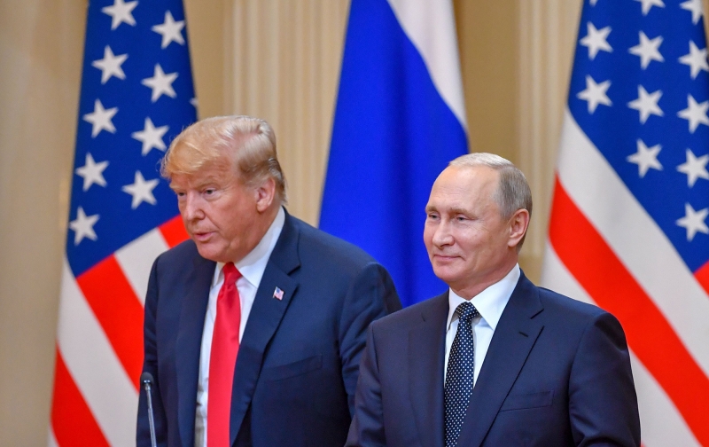 У кремлі заявили про «змістовну» розмову між путіним та Макроном