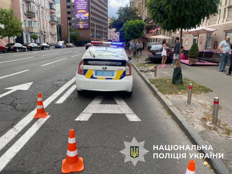 У Києві Mercedes влетів у літню терасу кафе, є потерпілі