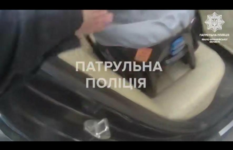 Ключі залишилися всередині: у Франківську мама випадково замкнула немовля в авто (ВІДЕО)