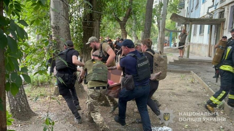 У Запоріжжі внаслідок масштабної пожежі в багатоквартирному будинку постраждали 10 людей, серед них троє дітей