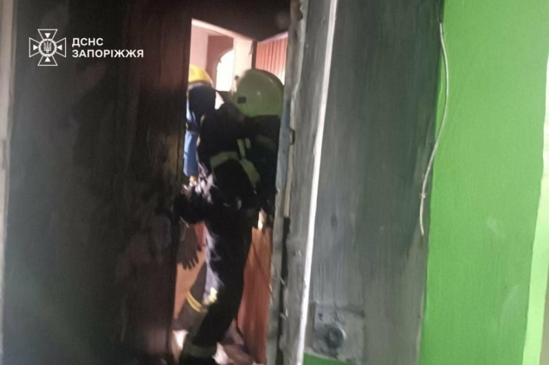 У Запоріжжі сталася пожежа у дев’ятиповерхівці: рятувальники евакуювали п’ятеро людей