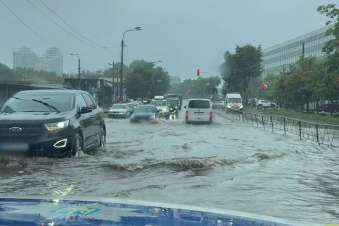 На вулицях Києва потоп через сильну зливу: де ускладнено рух