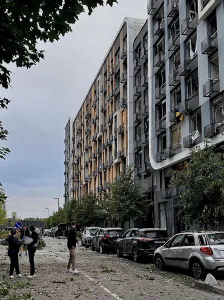 Потрощені вікна та авто у ЖК «Республіка» на околиці Києва. Фото наслідків російського удару