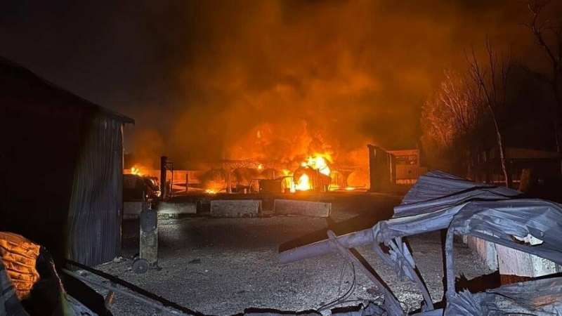 У Луганську після обстрілу згоріла нафтобаза, - ФОТО