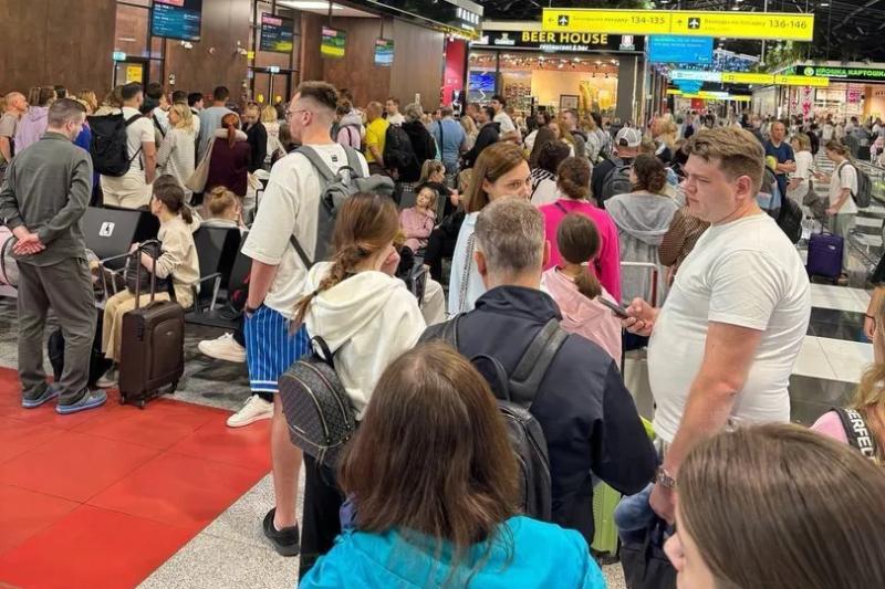 У Росії другий день поспіль транспортний колапс: скасовані сотні рейсів, у аеропортах великі черги