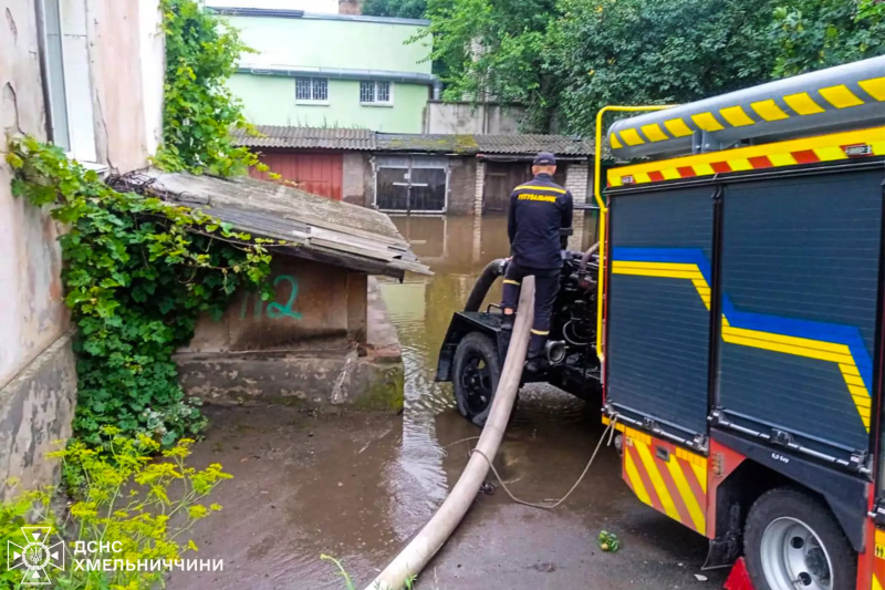 Сильні дощі та вітер наробили лиха у чотирьох областях України (фото)