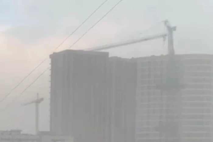 У Києві через негоду впав будівельний кран (відео)