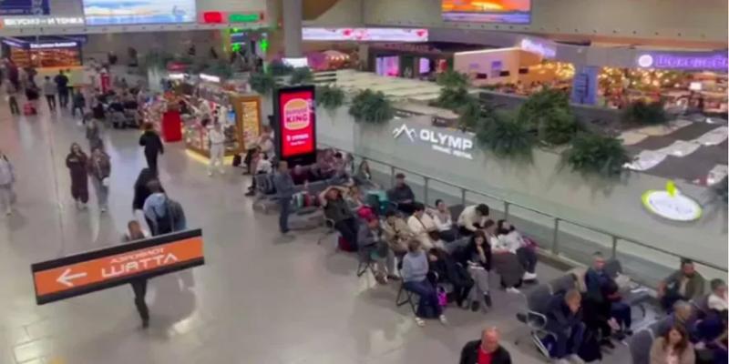 У низці російських аеропортів другий день підряд скасовують сотні рейсів