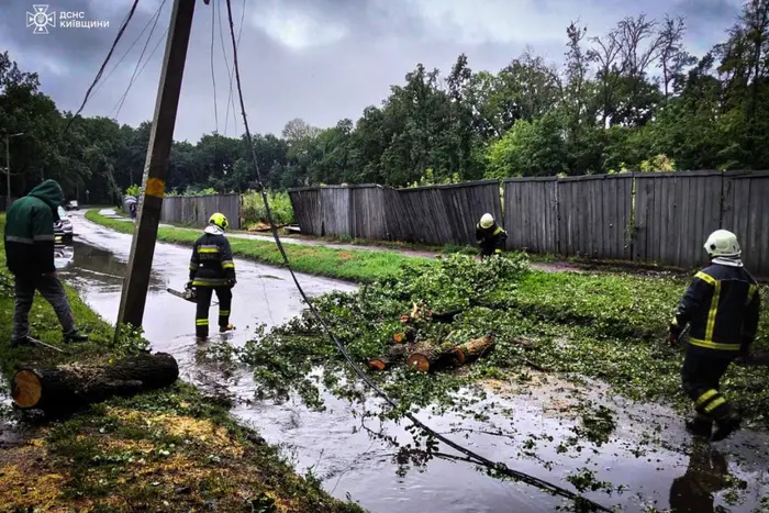 Сильні дощі та вітер наробили лиха у чотирьох областях України (фото)