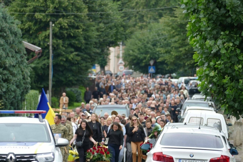 На донечок і дружину було боляче глянути: на Прикарпатті попрощалися із загиблим 47-річним Героєм (ФОТО)