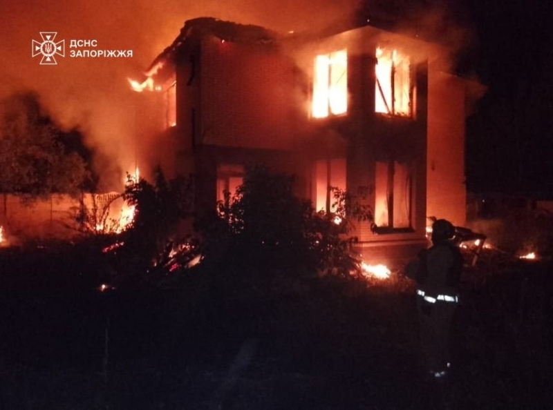 У Запорізькій області обстріли спричинили сім пожеж: горіли житлові будинки і господарські споруди