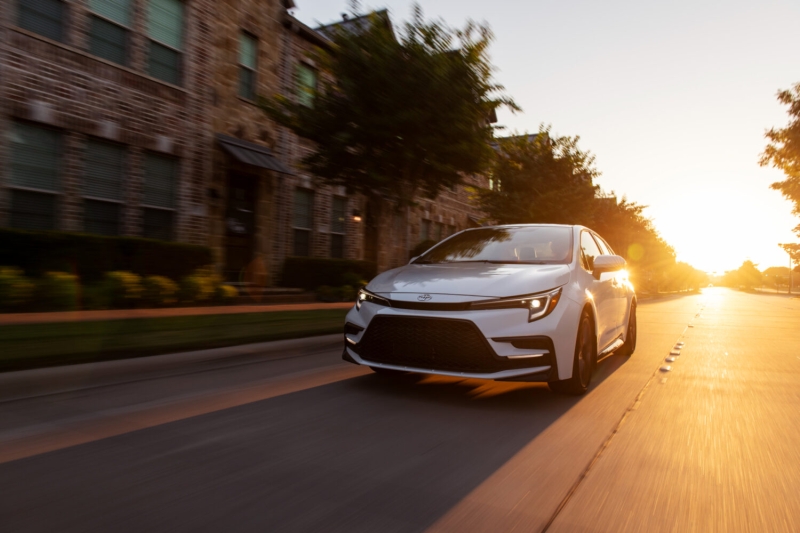 Toyota Corolla 2026 у США позбулася аналогової приладової панелі, а гібрид отримав повний привід