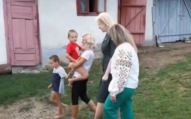 Усі в захваті: сім'я 5-річного Кирила, якого 4 доби шукали в лісах Прикарпаття, отримала несподіваний подарунок (ВІДЕО)