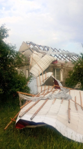 Буревій пронісся над Рівненщиною: зірвав дахи та повалив дерева