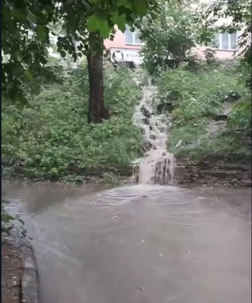 На вулицях Києва потоп через сильну зливу: де ускладнено рух