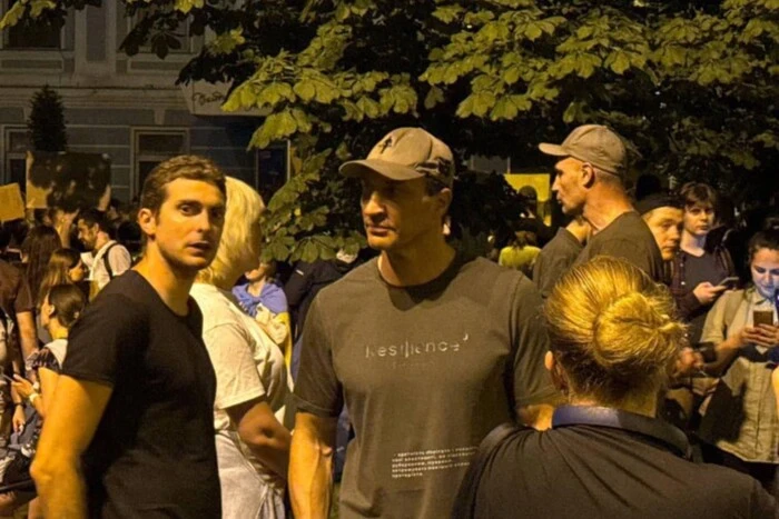 На мітингу біля Банкової засвітилися відомі політики (фото)