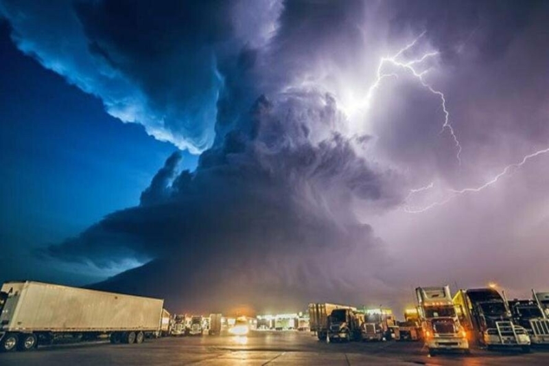 Холодні потоки води вперіщать в багатьох областях прямо завтра, водіїв чекає дощ і могутня гроза: дощ і злива насуваються