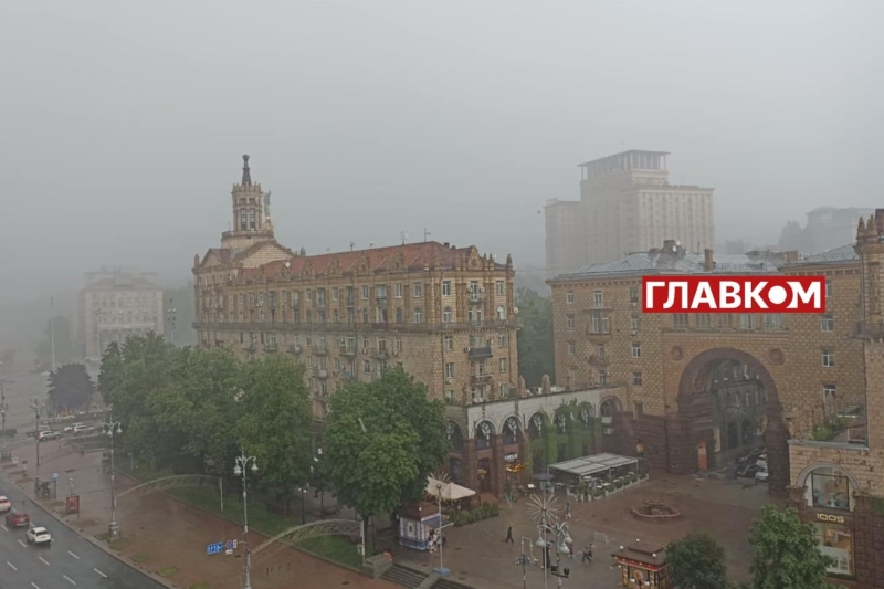 У Києві через негоду впав будівельний кран (відео)