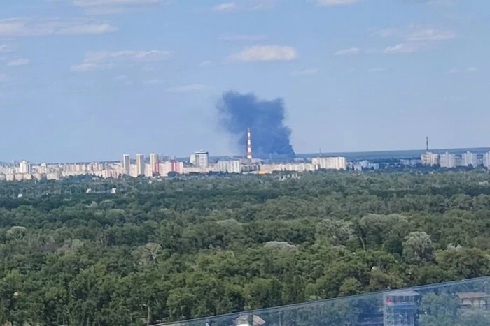 В одному з районів Києва пролунав вибух: над містом підіймається чорний дим