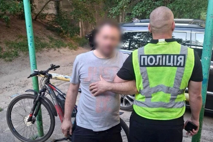 Поліція затримала чоловіка, який стріляв по автівці волонтерки на Виноградарі (фото)