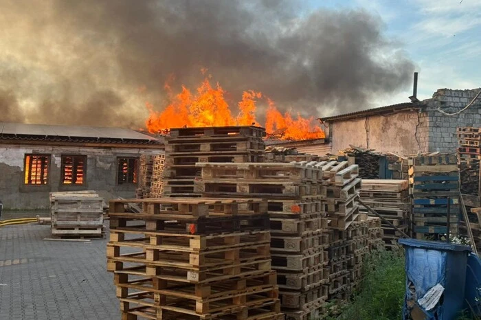 Нічна атака дронів на Київщину: у Требухові горить підприємство, є поранена