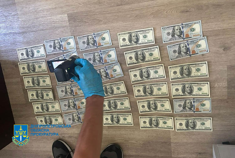 Дніпровські лікарі за хабарі забезпечували чоловіків документами з фіктивними діагнозами