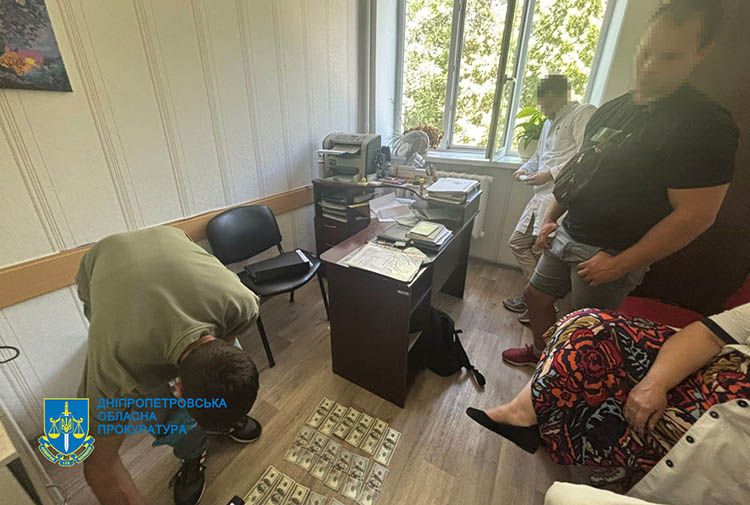 Дніпровські лікарі за хабарі забезпечували чоловіків документами з фіктивними діагнозами