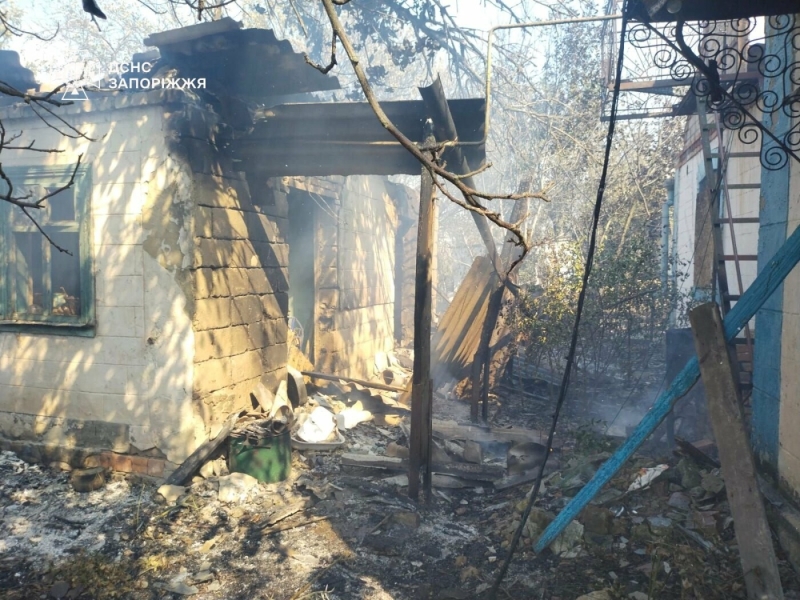 Ворожі обстріли спричинили масштабні пожежі у Запорізькій області: горіли житлові будинки, гаражі і побутові споруди