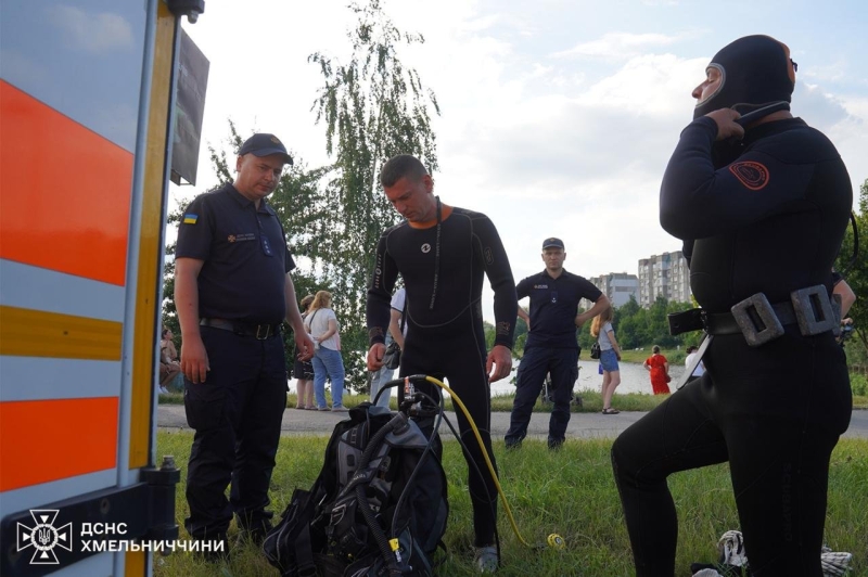 У Хмельницькому з водойми дістали тіло чоловіка