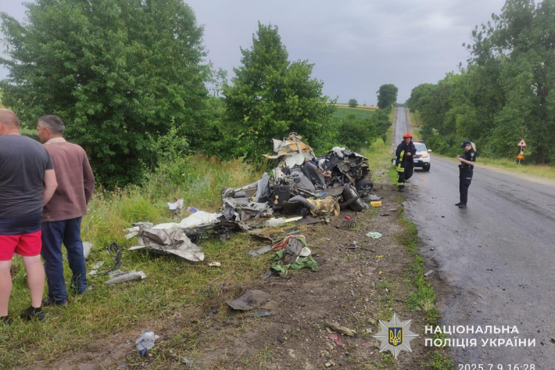 "Відразу чотири людини загинули в жахливій ДТП на Тернопільщині": сталося зіткнення вантажівки і легковика (ФОТО)