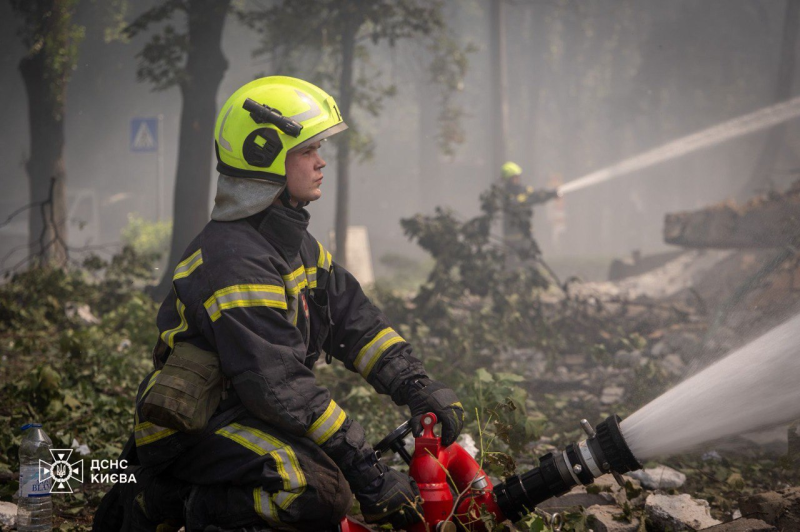 Удар по Києву: аварійно-рятувальні роботи призупинено (фото)