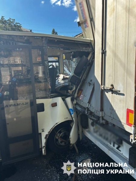 У Києві маршрутка з пасажирами врізалася у вантажівку: 12 людей постраждали