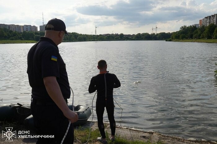 У Хмельницькому з водойми дістали тіло чоловіка