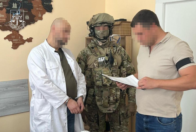 У Києві затримано керівництво та лікарів медзакладу, які оформлювали інвалідність ухилянтам