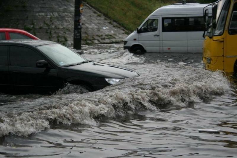 Гроза і град не пощадять нічого під собою, такої негоди в Україні ще не бачили: в ці області йде невичерпний дощ