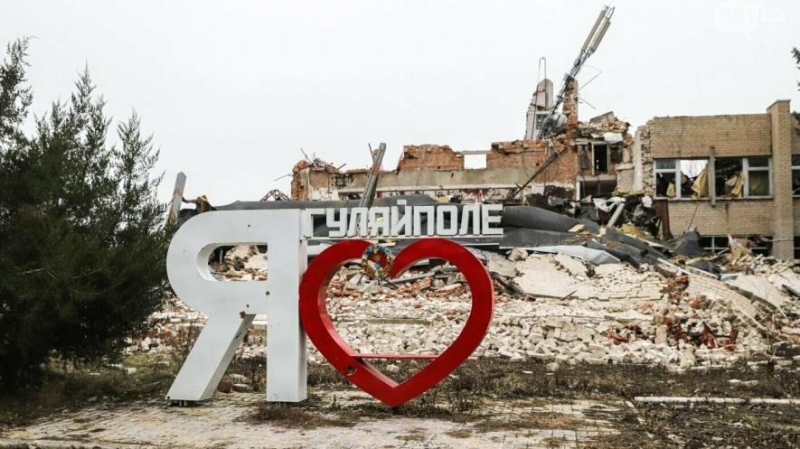 У Гуляйполі внаслідок авіаудару постраждала жінка: травмовану дістали з-під завалів будинку