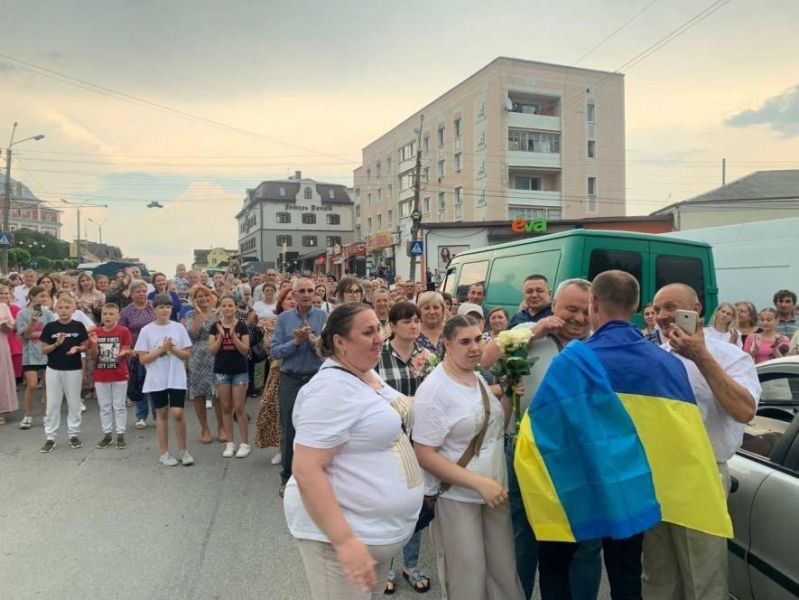 Містяни вийшли на вулицю з квітами, люди аплодували: на Тернопільщині влаштували неймовірну зустріч бійцю, який повернувся з полону (ФОТО)