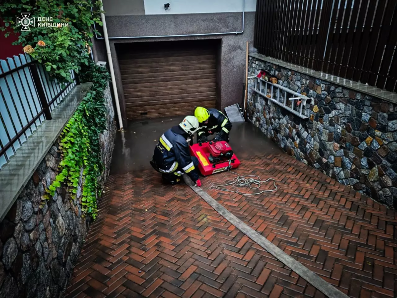 Сильні дощі та вітер наробили лиха у чотирьох областях України (фото)