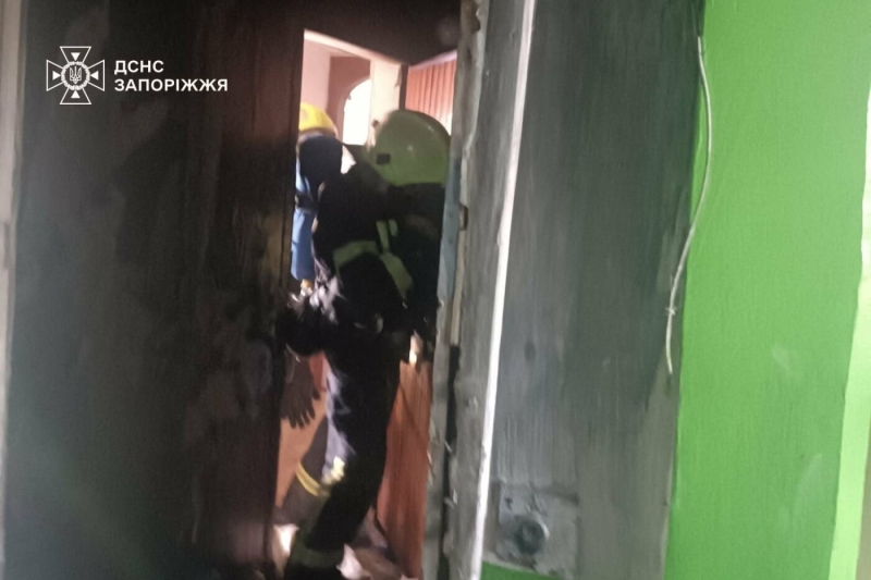 У Запоріжжі сталася пожежа у дев’ятиповерхівці: рятувальники евакуювали п’ятеро людей