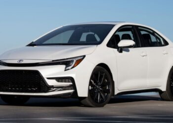 Toyota Corolla 2026 у США позбулася аналогової приладової панелі, а гібрид отримав повний привід