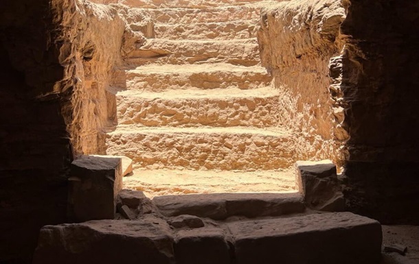 В Єгипті знайшли гробницю з прикрашеним двометровим саркофагом